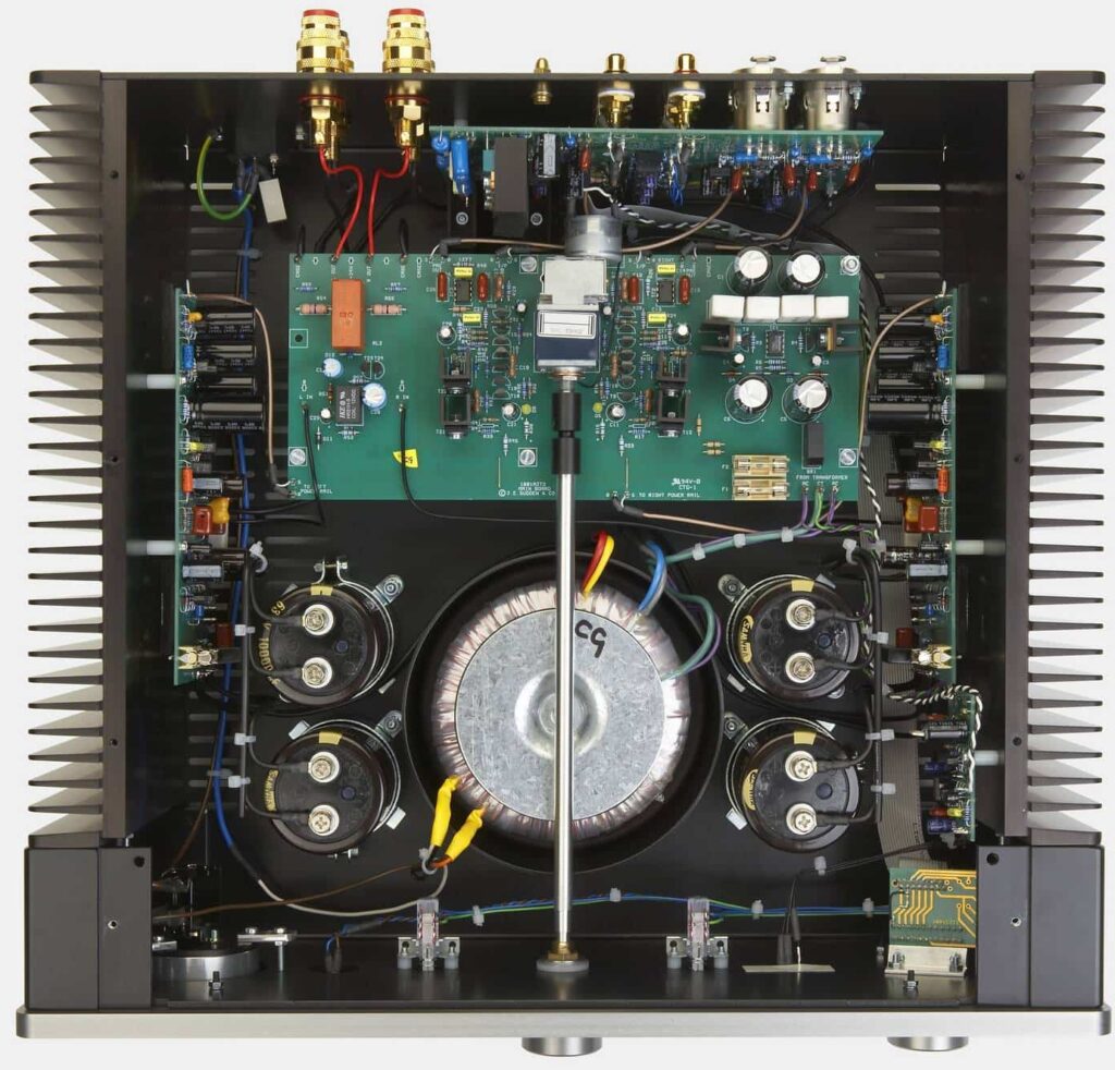 Intérieur Sugden Masterclass IA-4 transformateur torique géant et circuits discrets
