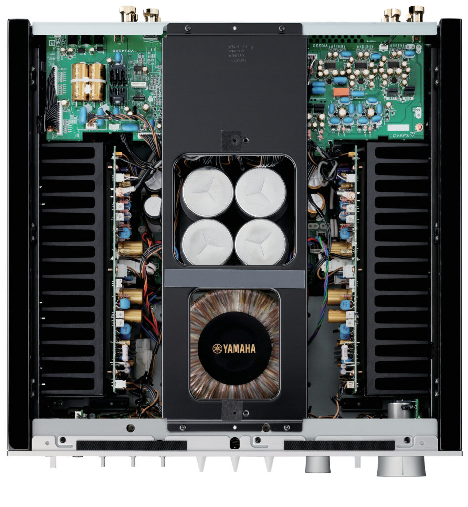 Amplificateur intégré Yamaha A-S2200 – conception symétrique, musicalité raffinée et puissance maîtrisée.