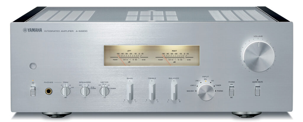 Amplificateur intégré Yamaha A-S2200 – conception symétrique, musicalité raffinée et puissance maîtrisée.
