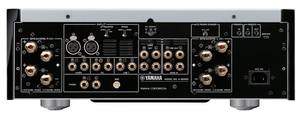 Amplificateur intégré Yamaha A-S2200 – conception symétrique, musicalité raffinée et puissance maîtrisée.