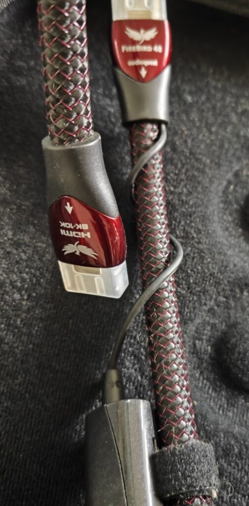 Câble HDMI AudioQuest FireBird 48 0,6 m haut de gamme avec connecteurs argent et module DBS.