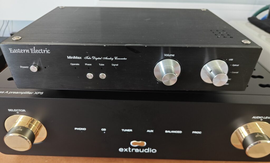 DAC Eastern Electric à lampes – Convertisseur numérique/analogique audiophile avec mode tube et transistor – Haute musicalité et fabrication soignée.
