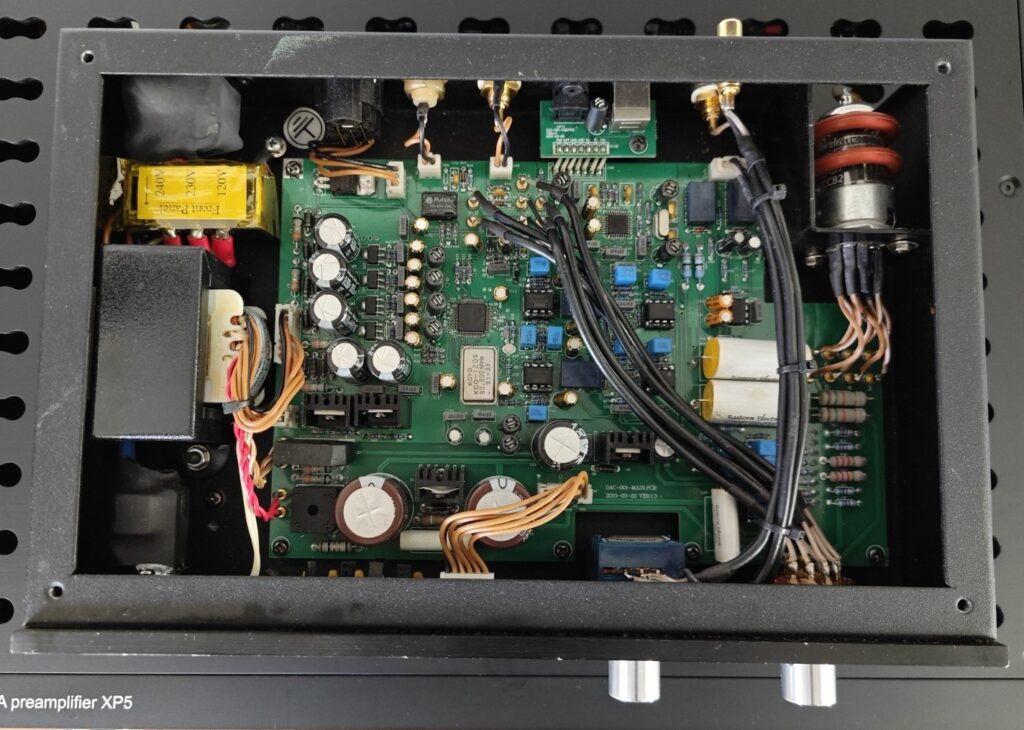 DAC Eastern Electric à lampes – Convertisseur numérique/analogique audiophile avec mode tube et transistor – Haute musicalité et fabrication soignée.