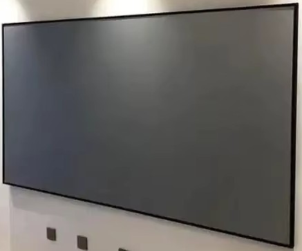 Écran ALR toile grise haute performance, rejet de lumière ambiante pour projection dans pièce lumineuse.