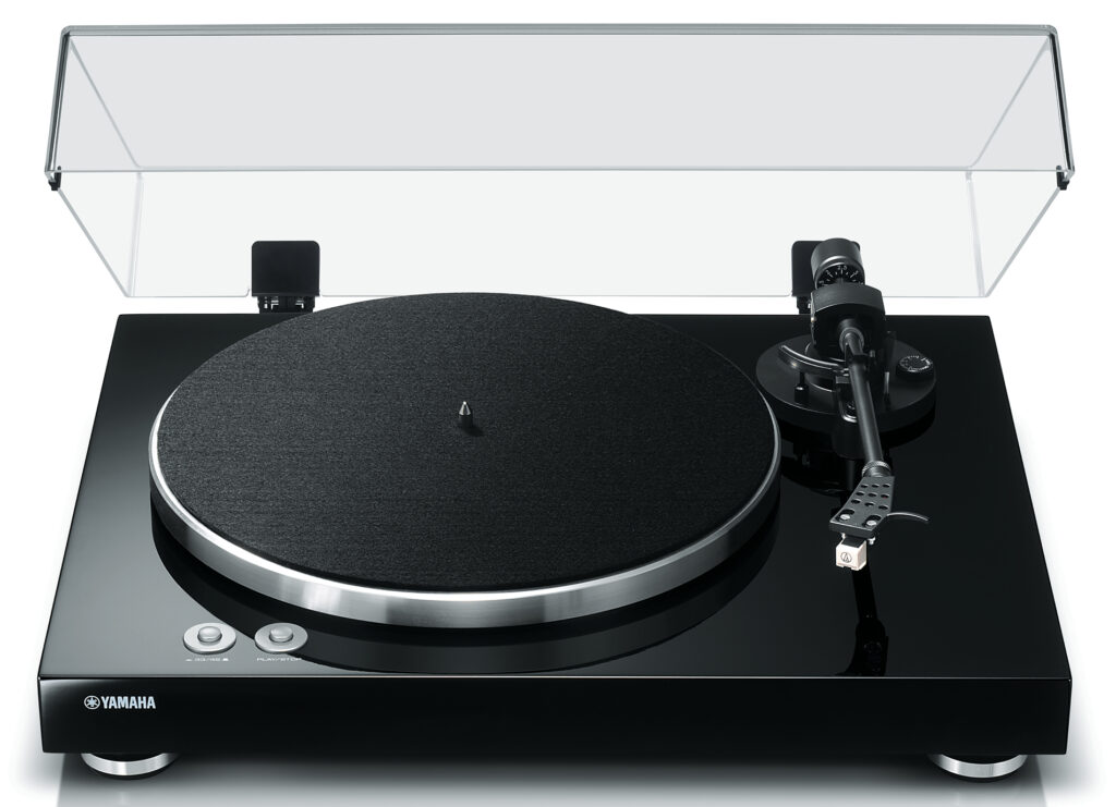 Platine vinyle Yamaha TT-S303, lecture analogique haute fidélité avec cellule MM et sortie phono intégrée.