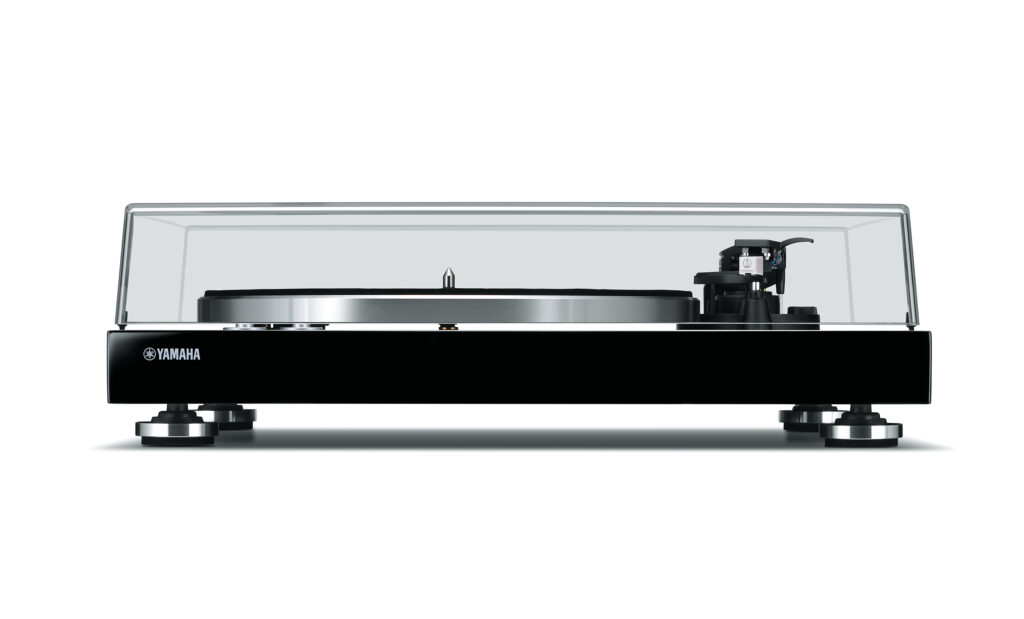 Platine vinyle Yamaha TT-S303, lecture analogique haute fidélité avec cellule MM et sortie phono intégrée.