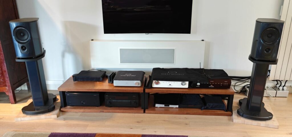 Enceintes Audio Solutions Virtuoso B Bleu Glacier avec pieds assortis – enceintes bibliothèque audiophiles haut de gamme au design européen raffiné.