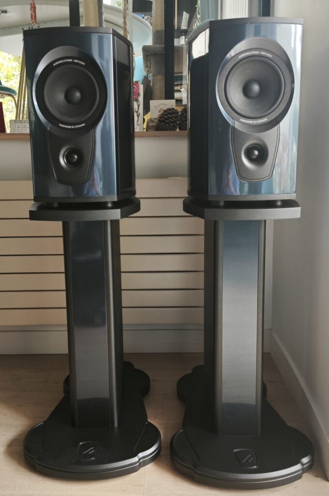 Enceintes Audio Solutions Virtuoso B Bleu Glacier avec pieds assortis – enceintes bibliothèque audiophiles haut de gamme au design européen raffiné.