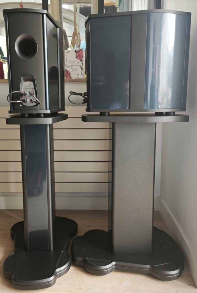 Enceintes Audio Solutions Virtuoso B Bleu Glacier avec pieds assortis – enceintes bibliothèque audiophiles haut de gamme au design européen raffiné.