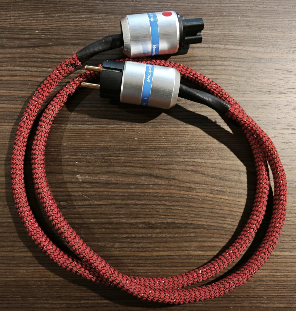 Photo du câble secteur rouge Henri Canada équipé de prises Monosaudio, câble audiophile haut de gamme disponible en dépôt vente chez SON HD SALON PRIVÉ