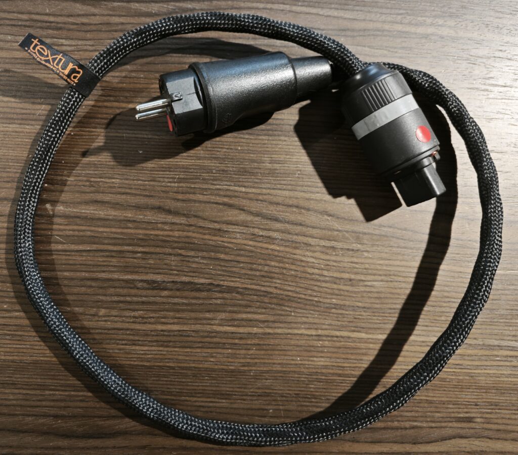 Photo du câble secteur VOVOX Textura en très bon état, câble audiophile suisse haut de gamme disponible en dépôt vente chez SON HD SALON PRIVÉ