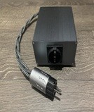 HX DC Blocker V3, filtre secteur audiophile haut de gamme fabriqué en Suisse, éliminant les courants continus pour une alimentation électrique pure et stable – SON HD SALON PRIVÉ.