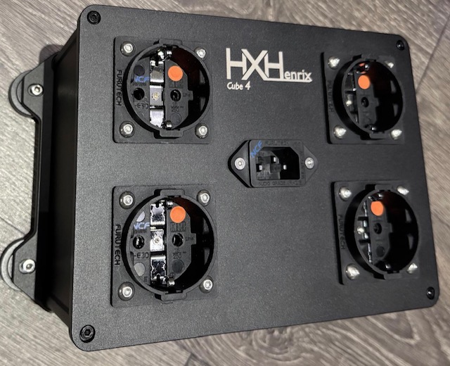 Barrette secteur HX Cube 4, fabrication artisanale suisse, traitement du courant électrique haut de gamme pour systèmes Hi-Fi et audiophiles – SON HD SALON PRIVÉ.