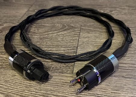 Câble secteur HX Premium+ tressé haute fidélité, fabrication artisanale suisse, disponible chez SON HD SALON PRIVÉ.