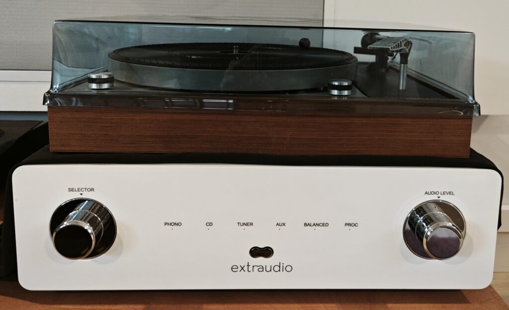 Platine vinyle Thorens TD 150 MKII vintage avec son capot de protection transparent.