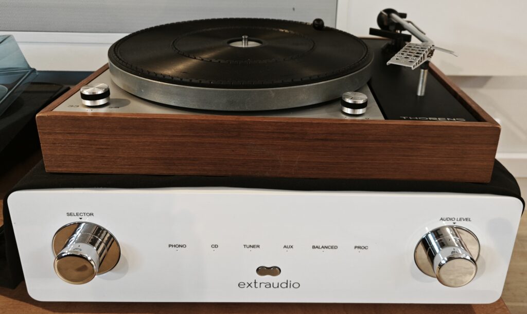 Platine vinyle Thorens TD 150 MKII vintage avec son capot de protection transparent.