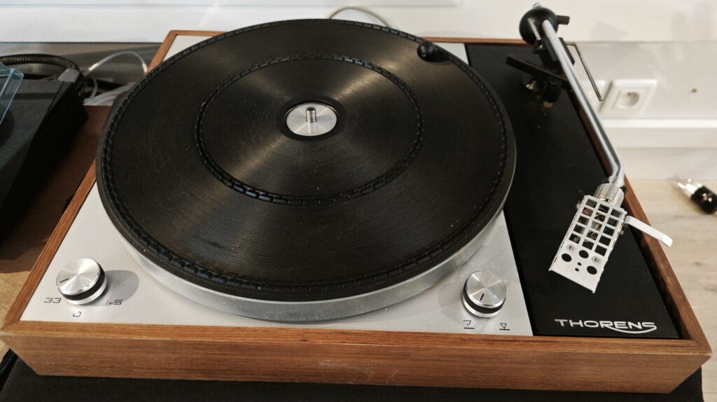 Platine vinyle Thorens TD 150 MKII vintage avec son capot de protection transparent.