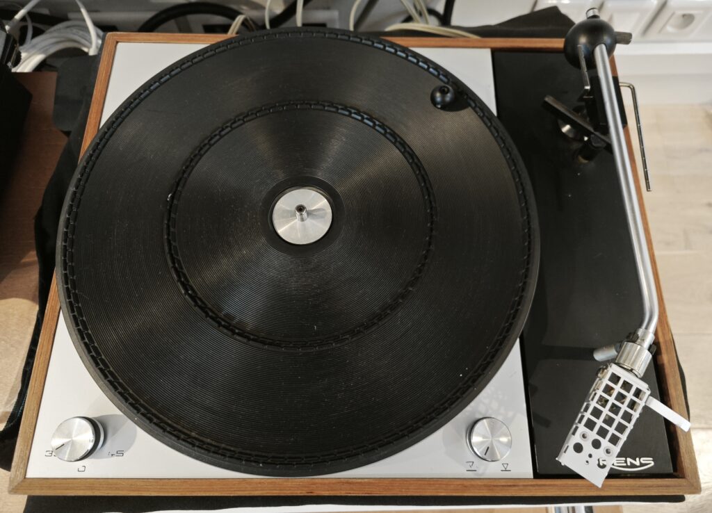 Platine vinyle Thorens TD 150 MKII vintage avec son capot de protection transparent.