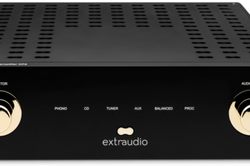 Amplificateur hi-fi noir avec deux commandes argentées rondes (sélecteur à gauche, niveau audio à droite) et façade épurée, boutons et inscriptions extrAudio et looks minimalistes.