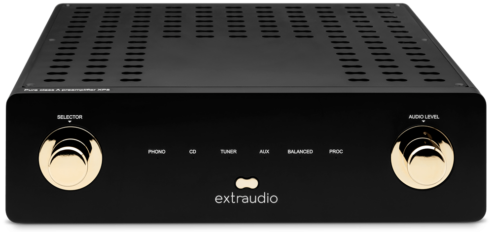 Amplificateur hi-fi noir avec deux commandes argentées rondes (sélecteur à gauche, niveau audio à droite) et façade épurée, boutons et inscriptions extrAudio et looks minimalistes.