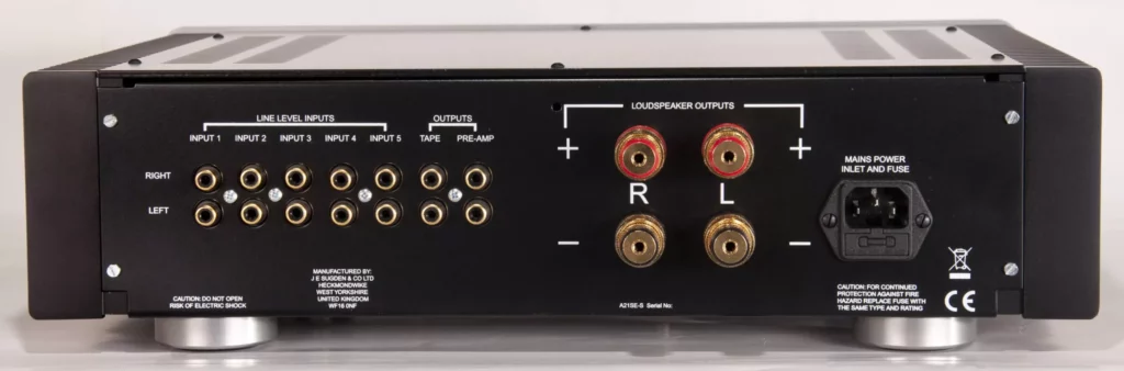 Face arrière de l’amplificateur intégré Sugden A21SE Signature avec connectique RCA