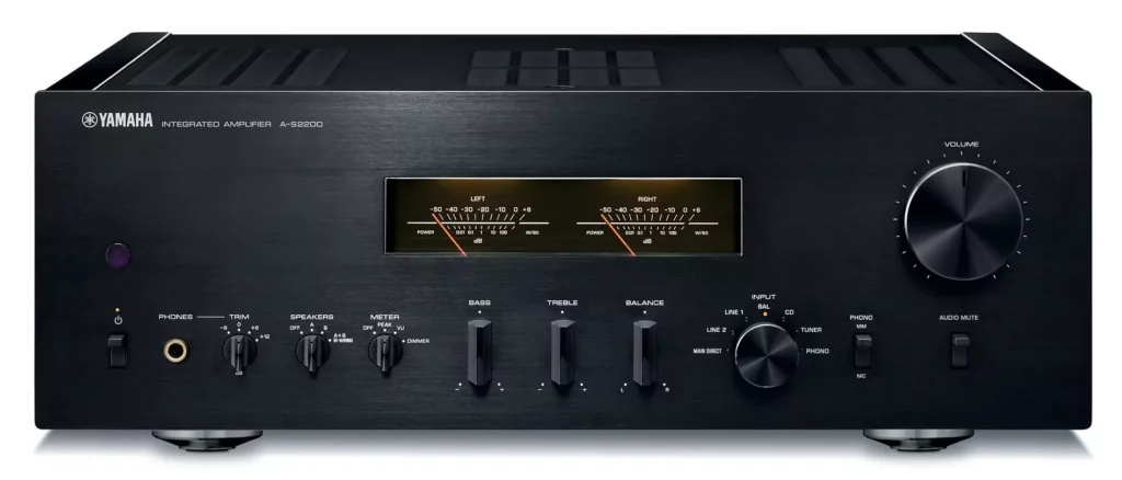 Amplificateur intégré Yamaha A-S2200 – conception symétrique, musicalité raffinée et puissance maîtrisée.