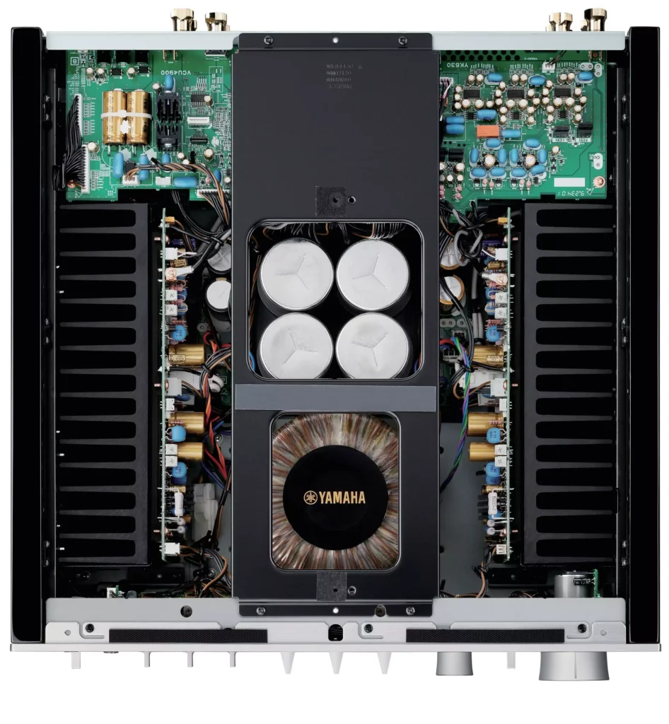 Amplificateur intégré Yamaha A-S2200 – conception symétrique, musicalité raffinée et puissance maîtrisée.