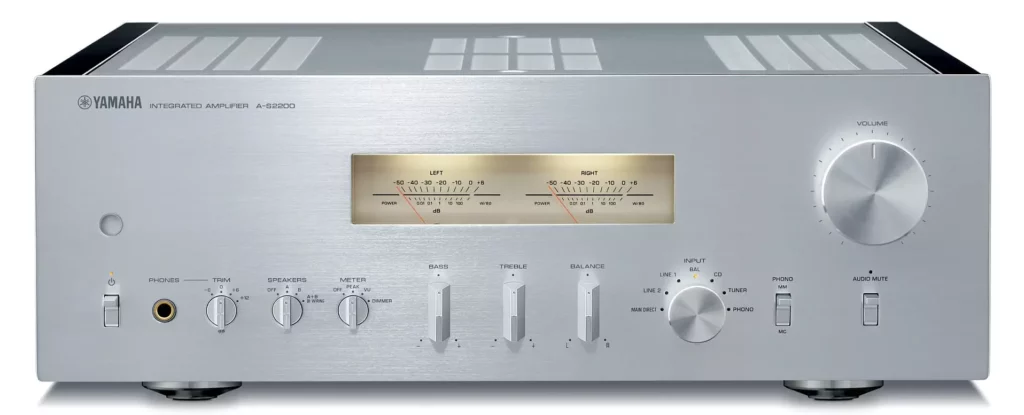 Amplificateur intégré Yamaha A-S2200 – conception symétrique, musicalité raffinée et puissance maîtrisée.