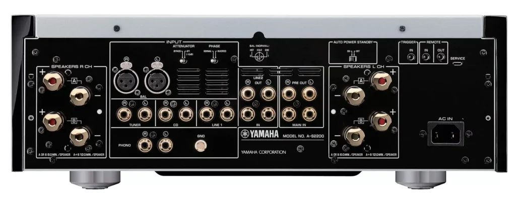 Amplificateur intégré Yamaha A-S2200 – conception symétrique, musicalité raffinée et puissance maîtrisée.