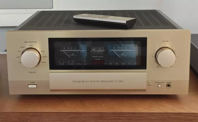 Amplificateur intégré Accuphase E-560 avec carte phono AD-60