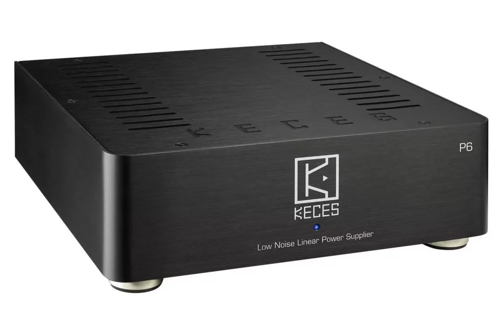 Alimentation linéaire externe KECES P6 avec châssis en aluminium massif noir anti-vibrations.