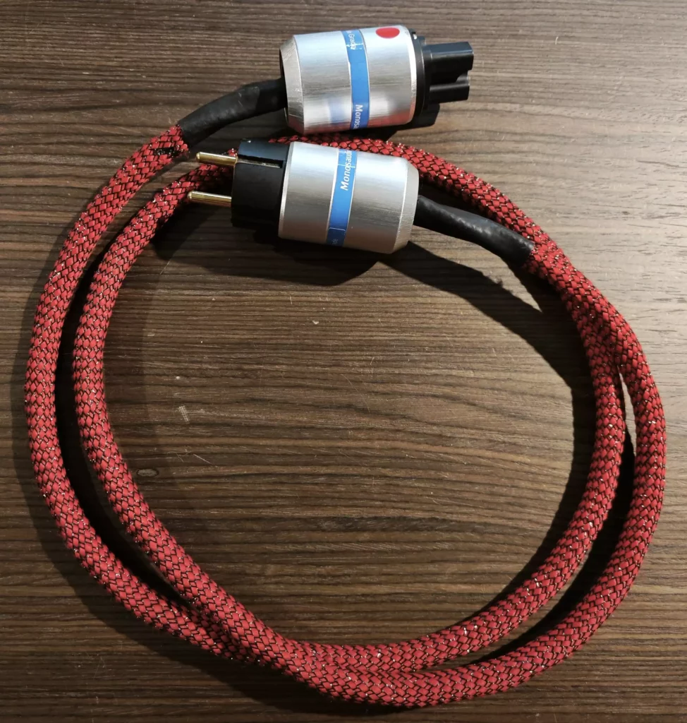 Photo du câble secteur rouge Henri Canada équipé de prises Monosaudio, câble audiophile haut de gamme disponible en dépôt vente chez SON HD SALON PRIVÉ