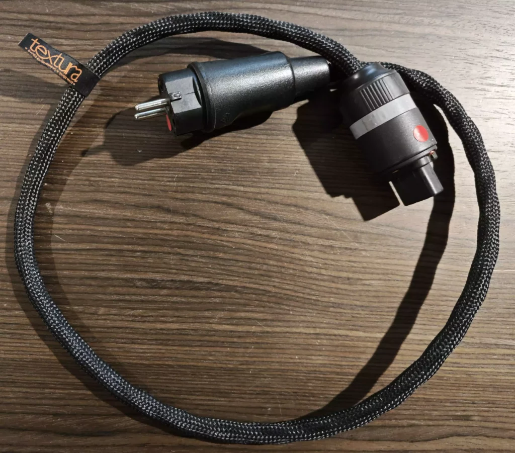 Photo du câble secteur VOVOX Textura en très bon état, câble audiophile suisse haut de gamme disponible en dépôt vente chez SON HD SALON PRIVÉ