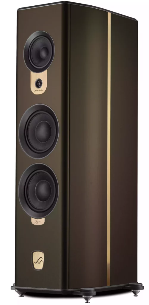 Paire d'enceintes colonnes Audio Solutions Figaro MKII de face avec finitions satinées et accents laiton.