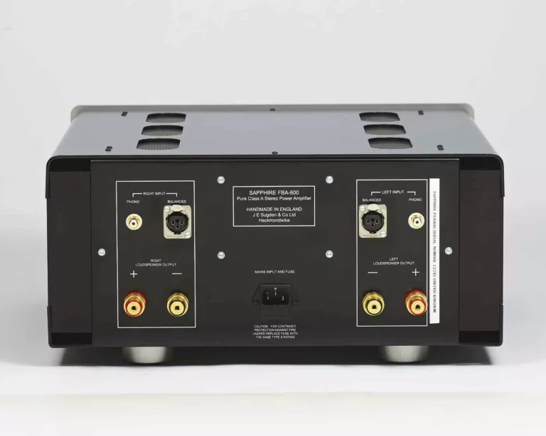 Face arrière de l’amplificateur de puissance Sugden Sapphire FBA-800 avec entrées RCA XLR et borniers enceintes