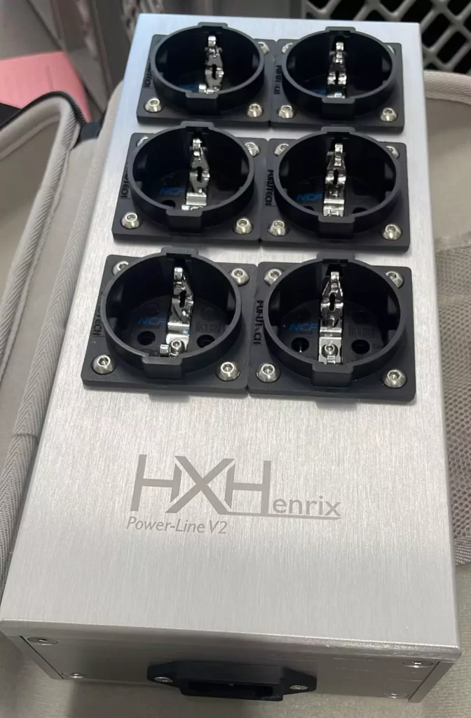 Barrette secteur audiophile HX Power Line V2 fabriquée en Suisse, pour un courant pur et stable, disponible chez SON HD SALON PRIVÉ.