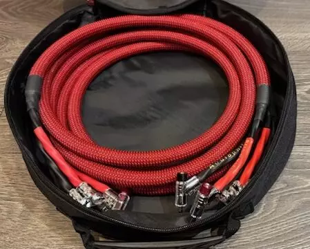 Câbles d’enceintes HX Référence – câbles audiophiles suisses haut de gamme pour une restitution sonore naturelle et équilibrée. câbles audio sans coloration