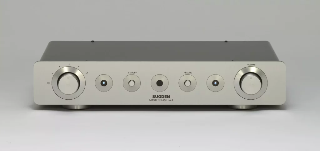 Préamplificateur Sugden Masterclass LA-4, design audiophile minimaliste et châssis robuste.