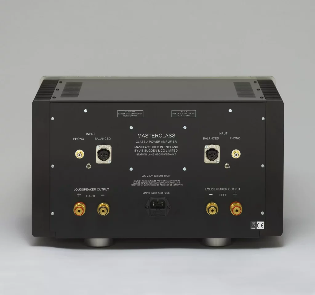 Face arrière de l'amplificateur Sugden MasterClass SPA-4 avec entrées XLR, RCA et borniers verrouillables.