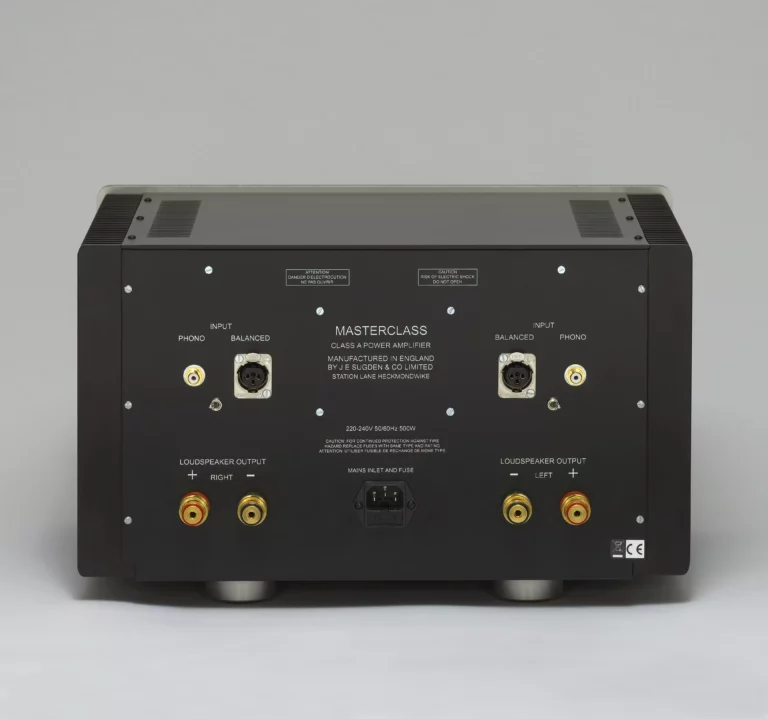 Face arrière de l’amplificateur de puissance Sugden MasterClass SPA-4 avec entrées RCA XLR et borniers enceintes