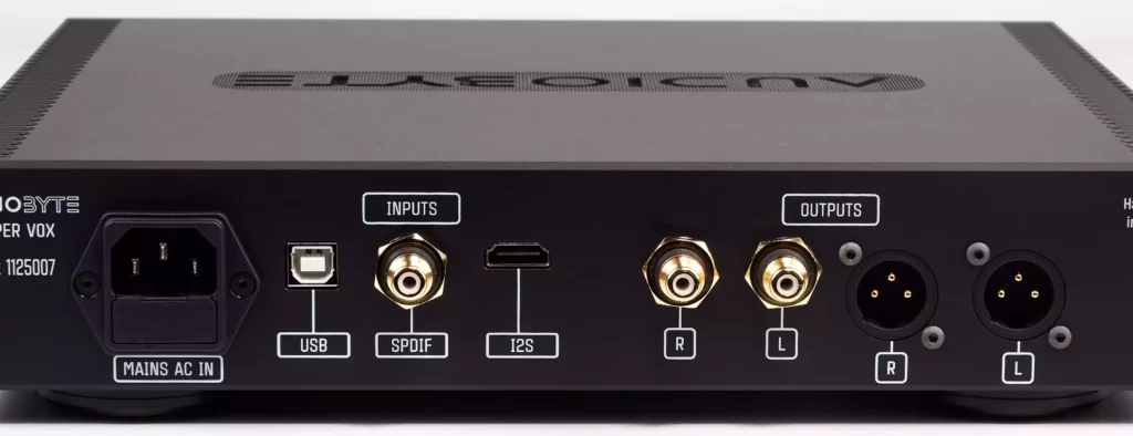 Panneau arrière du SuperVOX : Entrées I2S HDMI, USB, SPDIF et sorties XLR/RCA.