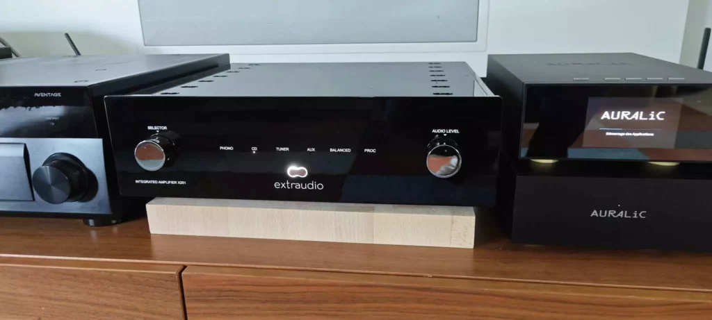 Plaque d'isolation acoustique en bois debout pour système HiFi vue de face.