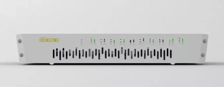 Switch audiophile SOtM sNH-10G avec ports réseau et indicateurs LED en façade