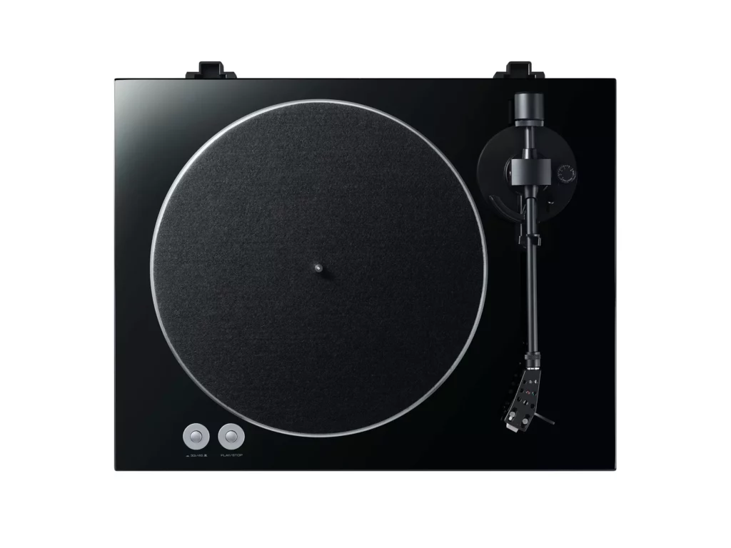Platine vinyle Yamaha TT-S303, lecture analogique haute fidélité avec cellule MM et sortie phono intégrée.