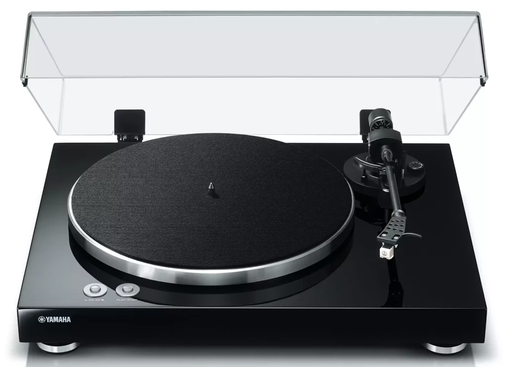 Platine vinyle Yamaha TT-S303, finition noire laquée brillante, vue de face avec capot anti-poussière.