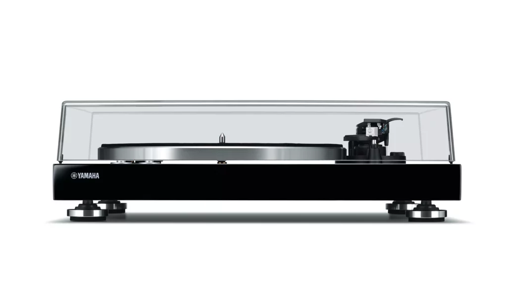 Platine vinyle Yamaha TT-S303, lecture analogique haute fidélité avec cellule MM et sortie phono intégrée.