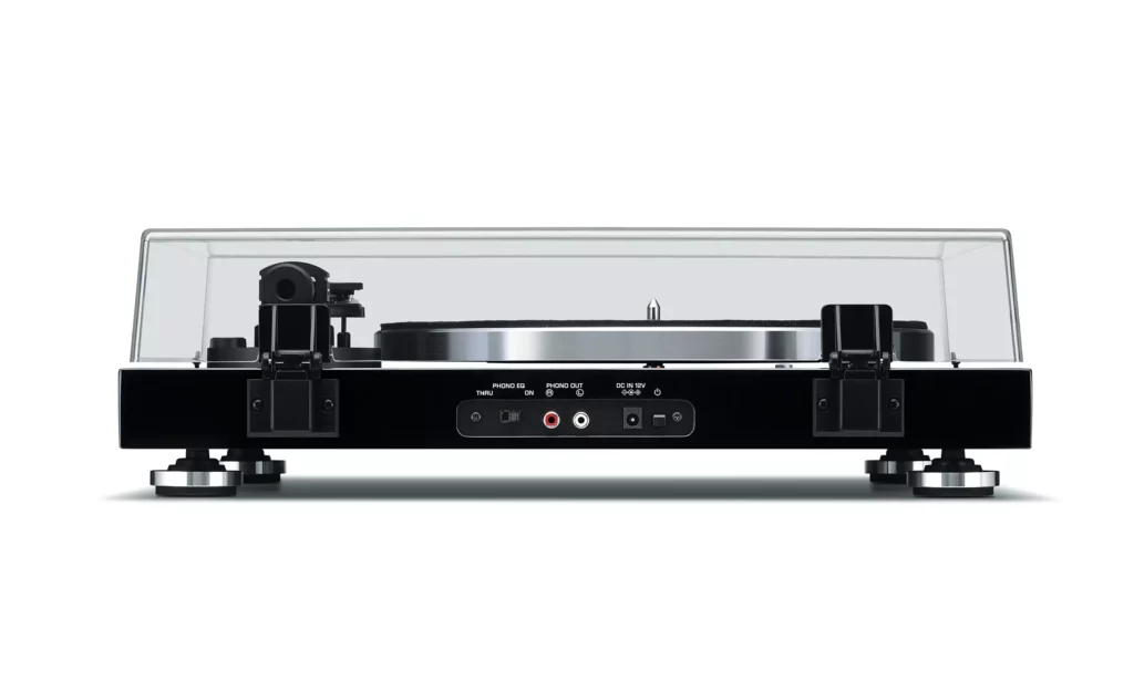 Face arrière de la platine Yamaha TT-S303 montrant la sortie RCA et le commutateur phono/ligne.