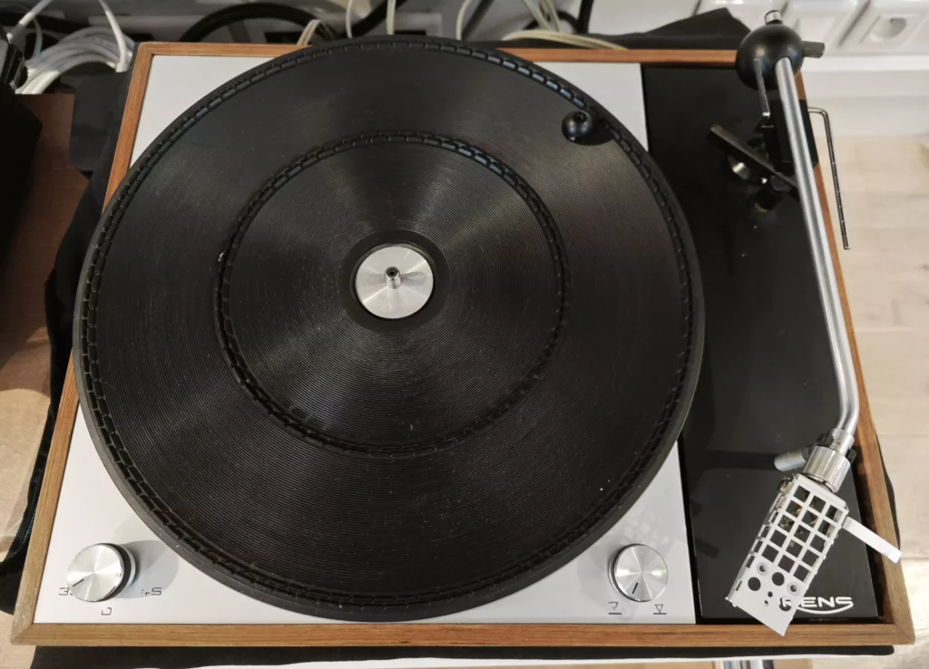 Platine vinyle Thorens TD 150 MKII vintage avec son capot de protection transparent.