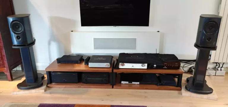 Enceintes Audio Solutions Virtuoso B avec pieds dédiés en finition Bleu Glacier