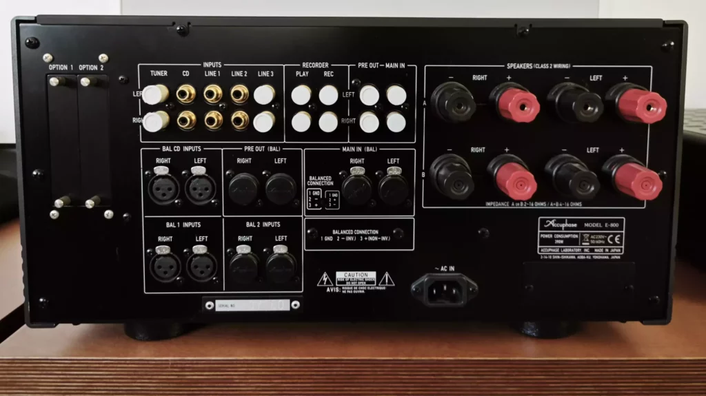Face arrière de l'ampli Accuphase E-800 montrant les entrées XLR symétriques et les borniers haut-parleurs.